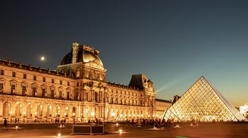 Louvren på kvällen